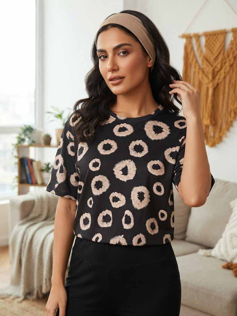  نمای جلو تیشرت منزلی زنانه سایز درشت سولیانو کد 2000 با فرم آزاد و یقه گرد پلنگی 