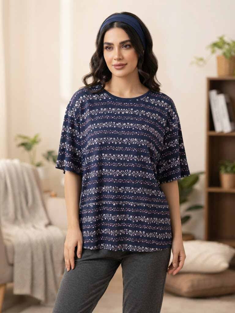  نمای جلو تیشرت منزلی زنانه سایز درشت سولیانو کد 2000 با فرم آزاد و یقه گرد گلدار خطی 