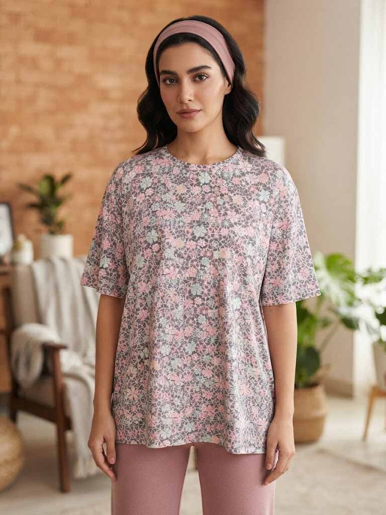  نمای جلو تیشرت منزلی زنانه سایز درشت سولیانو کد 2000 با فرم آزاد و یقه گرد گل صورتی 