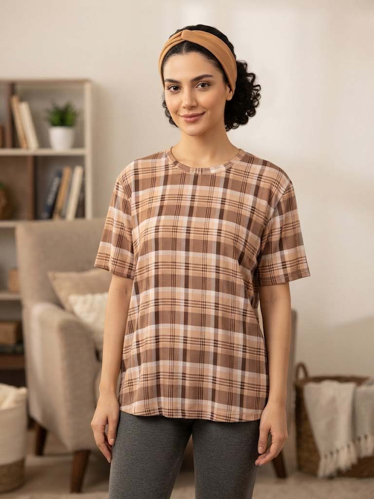  نمای جلو تیشرت یقه گرد زنانه سولیانو با طرح چهرخونه و فرم آزاد کد 200156 