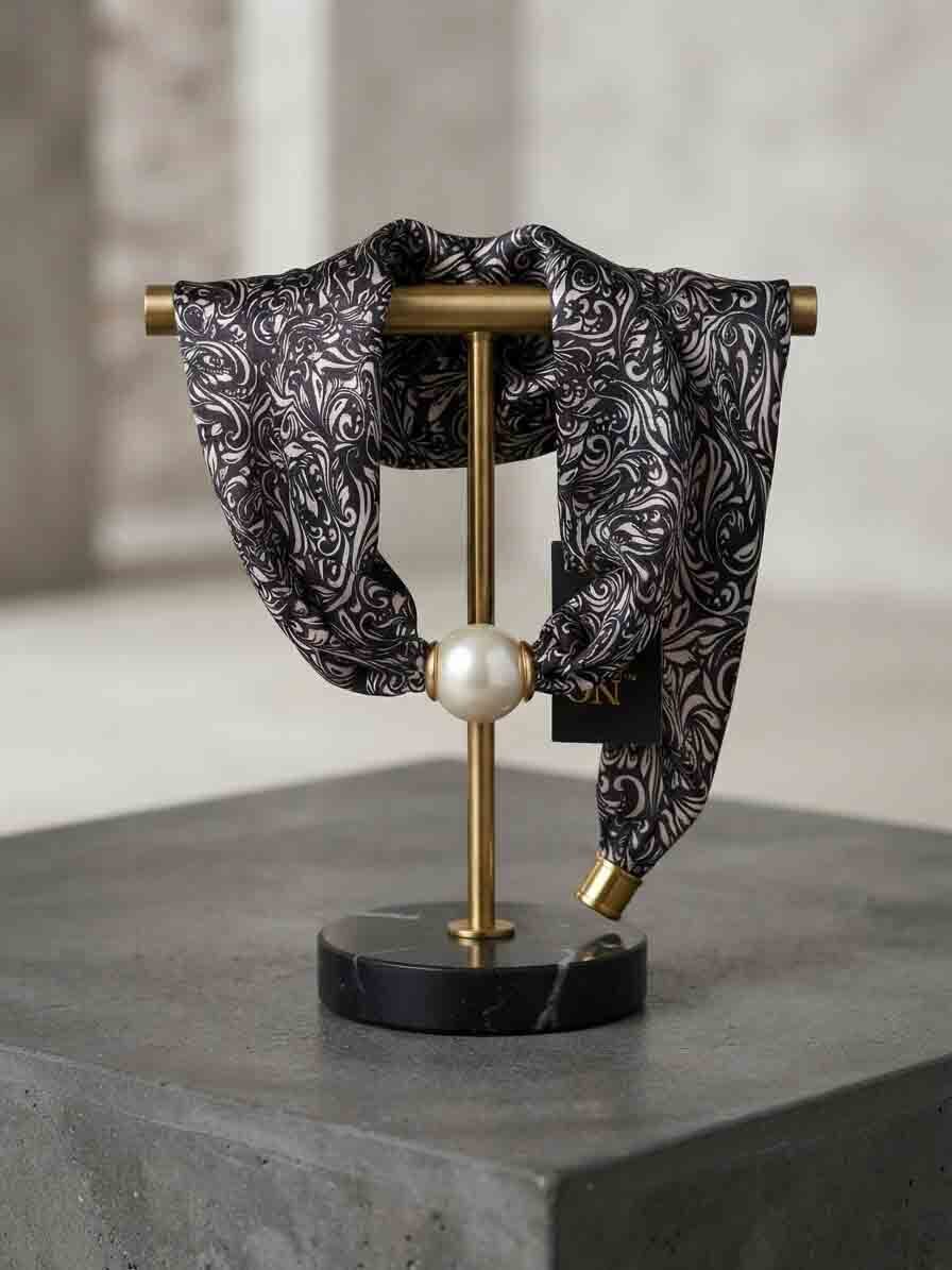  نمای جلوی دستمال گردن مغناطیسی زنانه سولیانو با پارچه ساتن طراح خوشه تیره 
